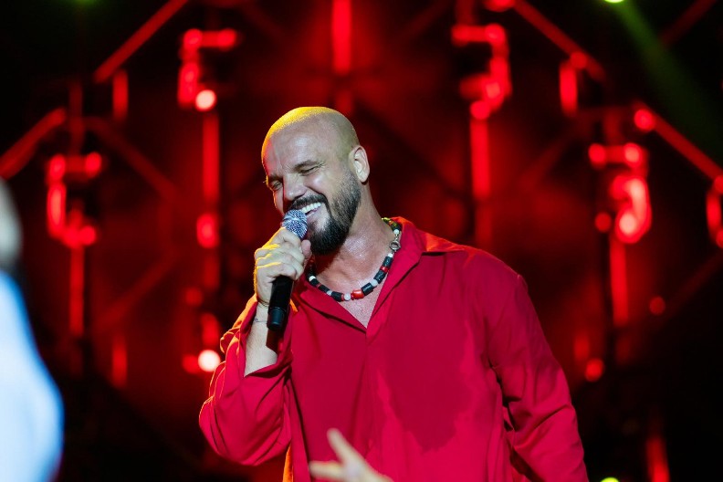 NESVAKIDAŠNJI SPEKTAKL U ARENI ZAGREB Boban Rajović održao veličanstven koncert, devojke mu bacale poruke s natpisom "oženi me"