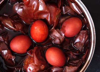 OD KADA POTIČE OBIČAJ FARBANJA JAJA Prvo crveno jaje kao dokaz vaskrsenja poklonila je Marija Magdalena