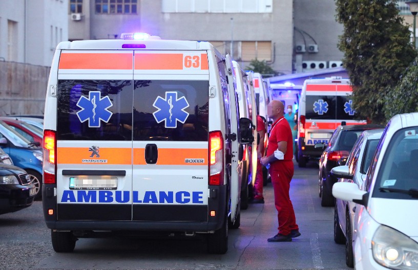 MALOLETNIK PAO NA VOZILO HITNE POMOĆI Hitno prevezen u bolnicu! Drama u Rovinju