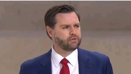 NEPRIJATNA SITUACIJA, RASPAO MU SE U RUKAMA! Snimak nezgode potpredsednika SAD kruži mrežama! (VIDEO)