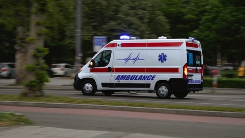 DEČAK PAO SA ČETVRTOG SPRATA! Sa povredama opasnim po život prevezen u bolnicu