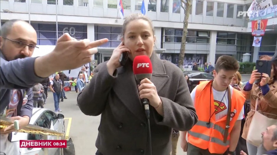 GLEDAJTE OVE NASILNIKE! Brutalno maltretiranje reporterke RTS-a, vređaju je dok izveštava, guraju srednji prst u kameru!