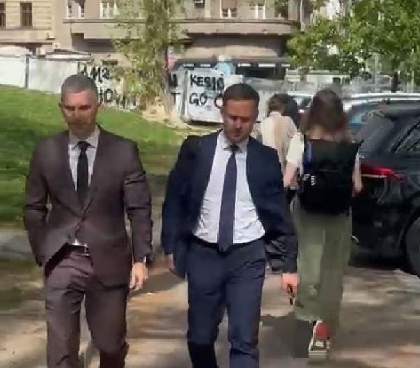 "ČEKAJ, ČEKAJ, DA TE PITAM NEŠTO" Hit! Opozicionari pokušali da pobegnu na zadnji ulaz Skupštine, građani ih dočekali povicima: Lopovi! (VIDEO)