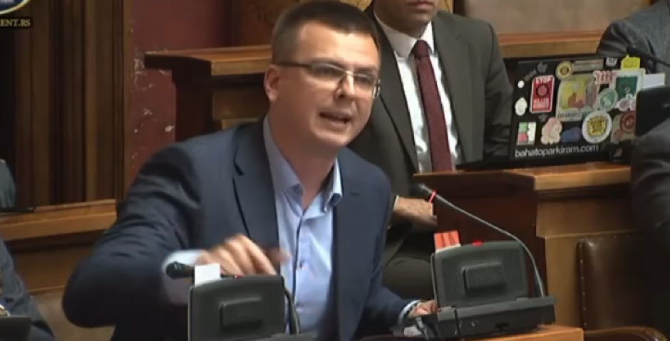 PARANDILOVIĆ OPET BESNI U SKUPŠTINI "Kad vam dođe Strazbur u Beograd, vi ste svoje završili!" (VIDEO)
