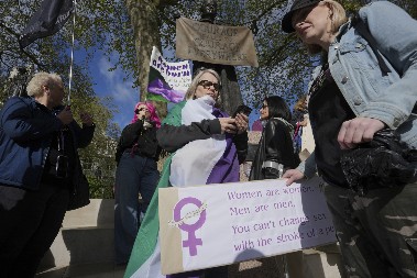 VRHOVNI SUD U LONDONU PRELOMIO: "Termin ''žena'' se odnosi samo na ovo u našem zakonu" (FOTO)