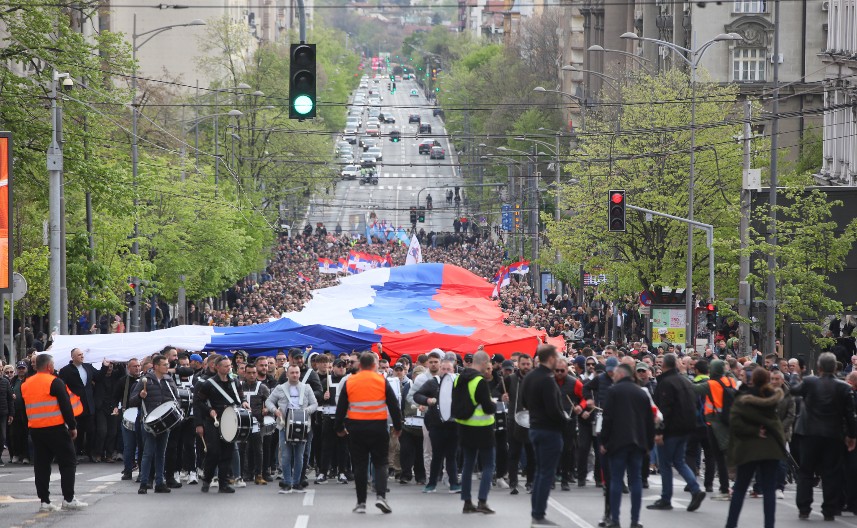 SKANDAL! Pljuju na Srbe, Srbiju i našu zastavu