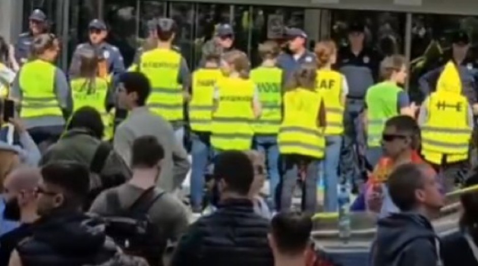 "MORAJU BITI KAŽNJENI" Barac: Blokada RTS mora se rešiti u skladu sa zakonom, ne smeju da ugrožavaju nikoga