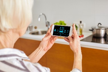 PENZIONERKA IZNUDOM OTELA 50.000 EVRA Pretila čoveku da će mu uništiti porodični život, posao i ugled