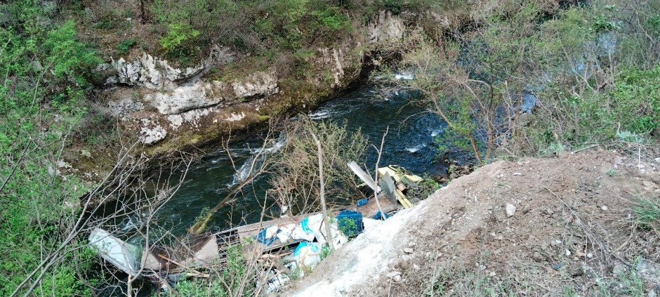 ŠLEPER SLETEO U SIĆEVAČKU KLISURU, VATROGASCI IZVLAČE VOZAČA Pijanac izazvao udes, kamiondžiji polomljen nos, a delovi svuda po putu (FOTO)