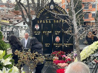 POTRESNE SCENE NA POMENU HAFE KARIĆ Čuju se jecaji, ćerka Danijela zavijena u crno (VIDEO)