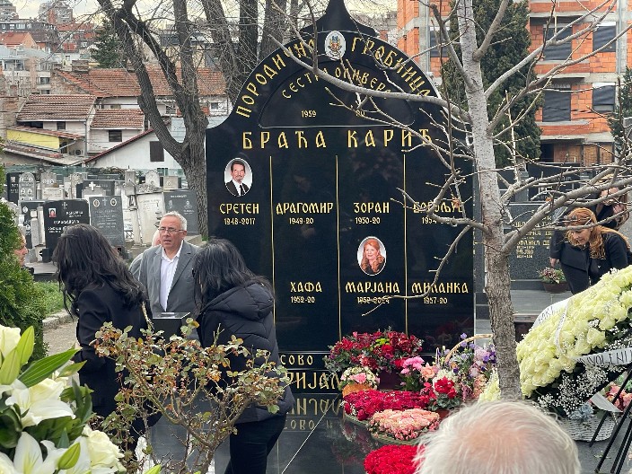 POTRESNE SCENE NA POMENU HAFE KARIĆ Čuju se jecaji, ćerka Danijela zavijena u crno (VIDEO)