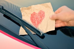 BOSANAC SVAKO JUTRO ZATIČE ISTU PORUKU NA AUTU Misteriozna devojka ga opseda i pravi mu pakao od života, užas! (FOTO)