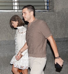 BRENINA BUDUĆA SNAJKA SE BAŠKARI U VILI NA BEŽANIJSKOJ KOSI Viktorova izabranica fotografijom pokazala koliko se odomaćila, OVAJ detalj svima promakao