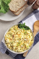 GURMANSKA SALATA SA SLANINOM I JAJIMA Predjelo koje može da zameni glavni obrok, prste da poližete