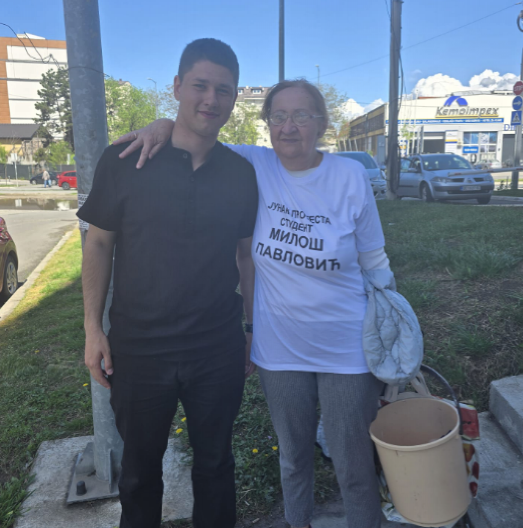 ŽENA CEO GRAD PROLAZI U OVOJ MAJICI Student Pavlović: Nismo sami (FOTO)