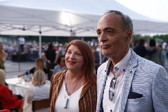 JEDNA REČ U DOMU BILJE I ACE JE STROGO ZABRANJENA Kuća je ograđena kapijom od kovanog gvožđa, nameštaj skupocen, a tek da vidite kuhinju!