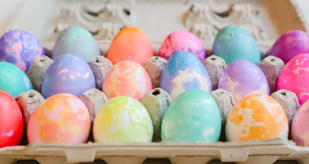 NAJJEFTINIJA TEHNIKA FARBANJA JAJA Ofarbajte ih uz pomoć pare, gotova su očas posla, a rezultat je božanstven