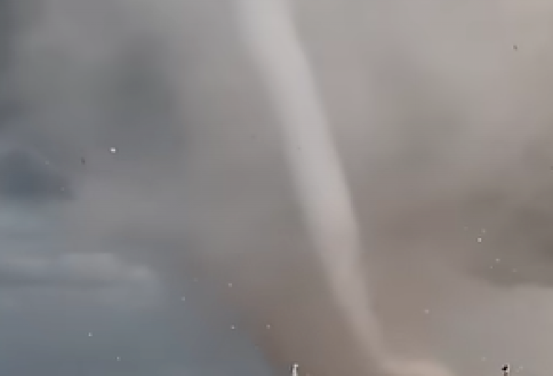 TORNADO U BEČEJU? Snimljena jeziva scena, svi gledaju u vrtlog (FOTO)