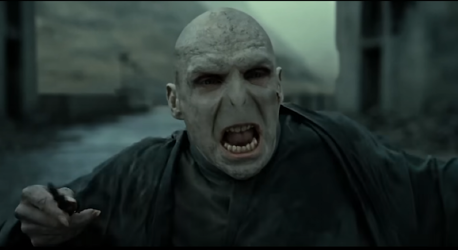 ONAJ ČIJE IME SE NE SPOMINJE SKINUO MAJICU! Zlikovac iz ''Hari Potera'' pokazao isklesane mišiće u sedmoj deceniji života (FOTO)