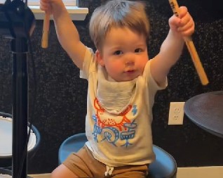 NIJE NI PROGOVORIO, A VEĆ SVIRA KAO MAJSTOR Beba sela za bubnjeve i ostavila roditelje u šoku! (VIDEO)