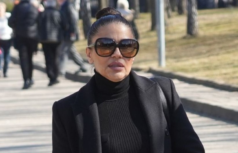 MAJKA JE DALA NA USVAJANJE, ODRASLA U BEDI I SIROMAŠTVU! Životna priča naše pevačica tera suze na oči: "Sestra mi se utopila"