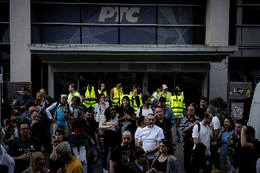 POSLEDNJI TRZAJ PROPALE OBOJENE REVOLUCIJE Teror nad RTS-om ulazi u 6. dan, NEKO će morati krivično da odgovara za nasilje!