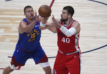 SUDIJE, DA LI VAS JE BAR MALO SRAMOTA? Nikola Jokić dobio po licu, iznervirao se i "popio" tehničku (VIDEO)