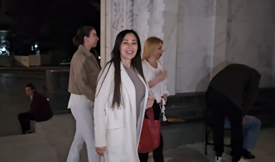 CECA RAŽNATOVIĆ U HRAMU SVETOG SAVE Pevačica stigla na ponoćnu liturgiju (FOTO)