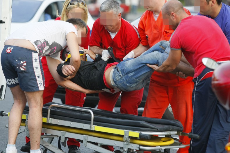 UDES NA VASKRS: DEVOJKA I MLADIĆ, OD OKO 20 GODINA, POVREĐENI NA MOSTU NA ADI Hitna pomoć ih prevezla na Urgentni