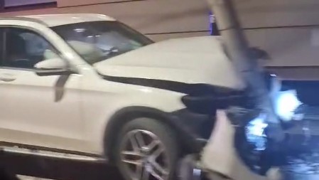 KARAMBOL KOD BLACA: MLADIĆ (32) TEŠKO POVREĐEN KADA JE ISPAO IZ VOZILA Vozač prešao u suprotnu traku i zakucao se u ogradu