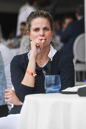 DŽABE JOJ MILIONI KAD JE NESREĆNA Odrasla u svili i kadifi, a kao da je prokleta, njen život niko ne bi poželeo