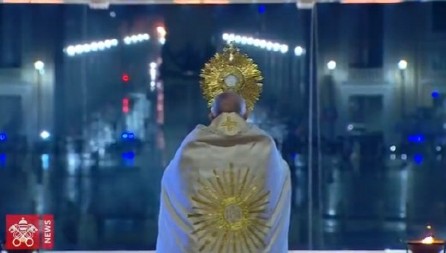 SVET JE BIO U HAOSU, A PAPA FRANJO SE MOLIO SAM NA KIŠI! Ova scena će vas ostaviti bez daha! (VIDEO)