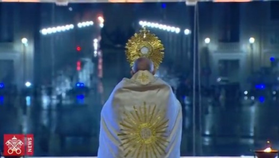 SVET JE BIO U HAOSU, A PAPA FRANJO SE MOLIO SAM NA KIŠI! Ova scena će vas ostaviti bez daha! (VIDEO)