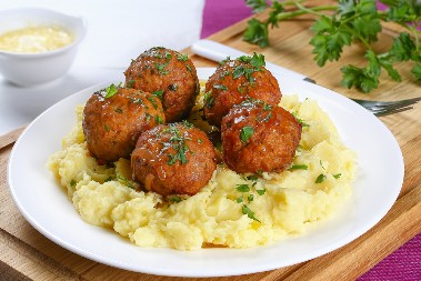 SOČNE ĆUFTICE SA KROMPIR PIREOM Jelo koje svi vole, u savršenom spoju ukusa