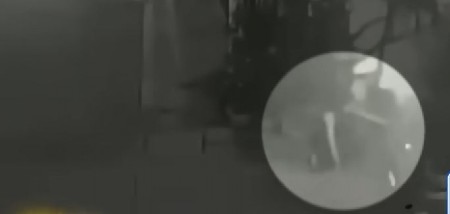 STRAVIČNO! ŽENA SE PORODILA NA ULICI TOKOM FESTIVALA, PA OSTAVILA BEBU DA UMRE I NASTAVILA DA PARTIJA Nadzorne kamere sve snimile! (VIDEO)