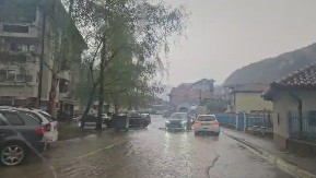 SNAŽNO NEVREME UDARILO NA OVAJ GRAD U SRBIJI, ULICE SE PRETVORILE U REKE "Vidite šta nam se desilo, ma 5 minuta je prošlo..." (VIDEO)