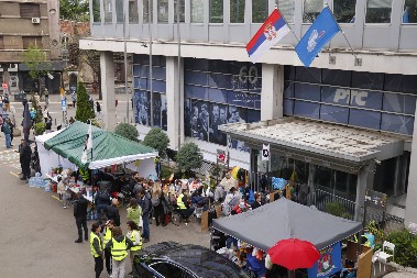 200 SATI BLOKIRANJA RTS-a! Autobusi ne saobraćaju, na ulicama postavljeni kontejneri, ljudi ne stižu na posao zbog blokadera!
