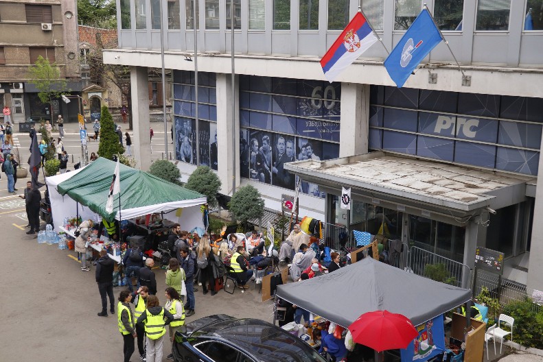 200 SATI BLOKIRANJA RTS-a! Autobusi ne saobraćaju, na ulicama postavljeni kontejneri, ljudi ne stižu na posao zbog blokadera!