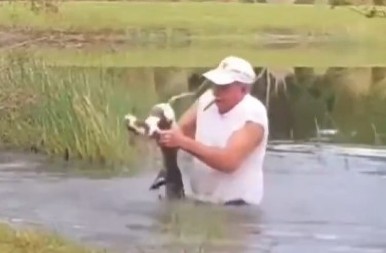 DRAMA NA JEZERU, ZVER JE U SEKUNDI ZGRABILA PSA Penzioner otvorio PREDATOROVE ČELJUSTI kako bi spasio ljubimca, krv prštala na sve strane! (VIDEO)