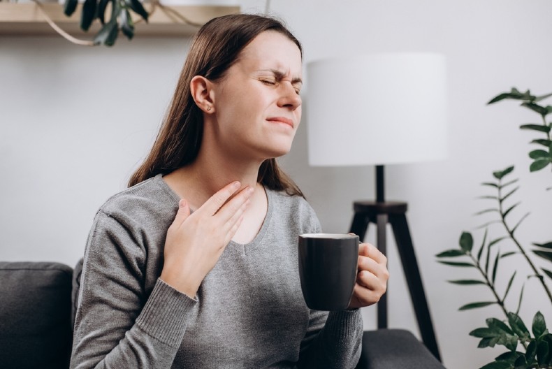 JELA JE SUŠI, A ONDA JE DOŽIVELA NOĆNU MORU Danima je bolelo grlo, lekari joj pincetom iz krajnika iščupali jezivo stvorenje! (FOTO)