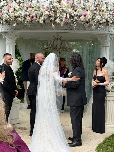 TEA TAIROVIĆ NIJE PLATILA VENČANICU 18.000 EVRA Poznato ko je iskeširao za bajkovitu haljinu ukrašenu kristalima - niko iz porodice!