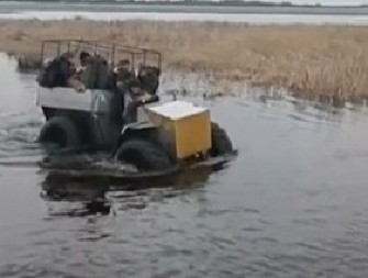 PLOVILI PO VODI, U SLEDEĆEM TRENUTKU NASTAO ŠOU Snimak koji je nasmejao internet do suza, ni Titanik nije ovako potonuo! (VIDEO)