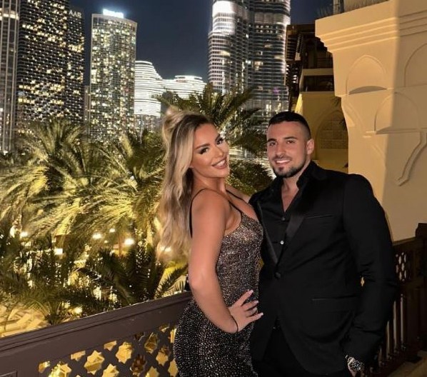 OVA BOMBETINA JE SNAJKA DRAGANE MIRKOVIĆ! O njenim provokativnim fotkama bruje svi, atributi sevaju! (FOTO)