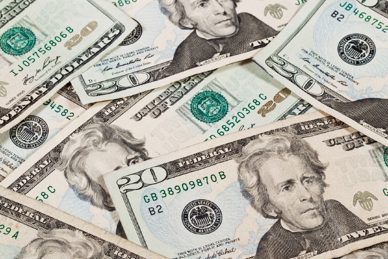 IZ KAMIONA ISPALI DŽAKOVI SA 300.000 DOLARA! Nećete verovati šta su građani uradili sa njima