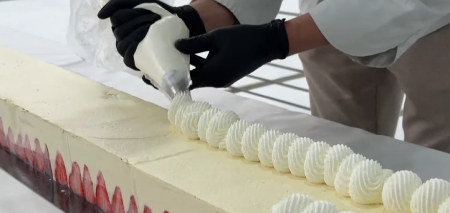 TORTA OD JAGODA UŠLA U GINISOVU KNJIGU REKORDA Ogromna je i preukusna -  francuski poslastičari su je pravili nedelju dana