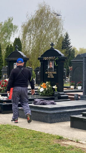 ŠTA SE DEŠAVA NA GROBU SAŠE POPOVIĆA, SVI GLEDAJU PRIZOR I ČUDE SE!? Suzana na Pobusani ponedeljak došla da upali sveću, pa zatekla ovo