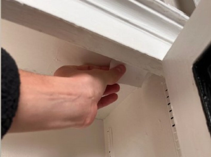 RENOVIRALI KUĆU PA OTKRILI STRAVIČNU TAJNU U ormariću pronašli poruku i 14 misterioznih cifara – niko ne zna šta znače! (FOTO)