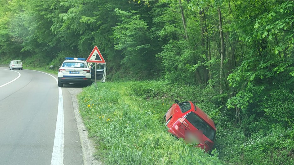 IZGUBIO KONTROLU NAD AUTOMOBILOM, PA SLETEO U KANAL DUBOK NEKOLIKO METARA Drama na magistralnom putu kod Čačka (FOTO)