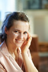 DŽABE JE MAŽETE, AKO TO RADITE OVAKO Najčešće greške pri korišćenju kreme za kožu oko očiju