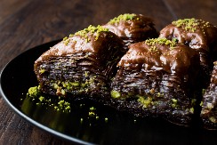 ČOKOLADNA BAKLAVA Za prave ljubitelje slatkog i one izbirljive, poćiće vam voda na usta